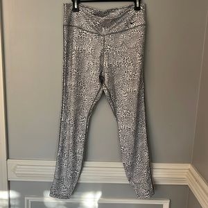 Nike leggings snow leopard size xl